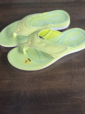 Clarks Size 9 Women's Lime Green Cloudsteppers Flip Flop Sandals